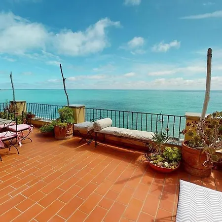 דירה A Terrace Overlooking The Sea *